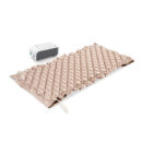 Baklava tipi havalı yatak, uzun süreli yatış gerektiren hastalar için tasarlanmış, bası yarası (yatak yarası) riskini azaltan özel bir medikal yataktır. Yatak yüzeyindeki baklava desenli kabartmalar, hava dolaşımını artırarak basınç noktalarını dengeler ve cilt sağlığını korur.